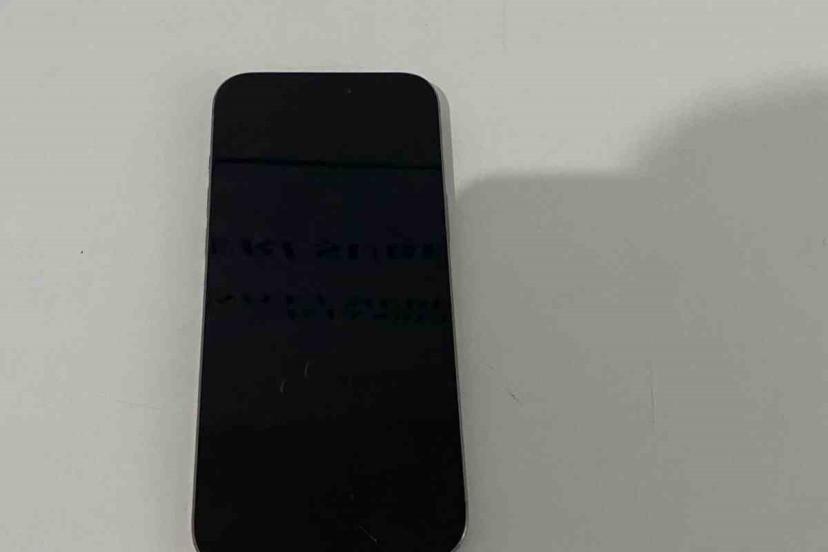 Kaldırımda uyuyan adamın telefonunu çaldı: O anlar kamerada