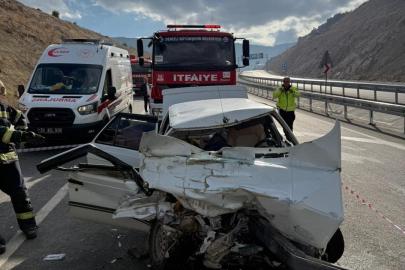 Kamyona arkadan çarpan otomobil hurdaya döndü; 1 ölü 1 yaralı