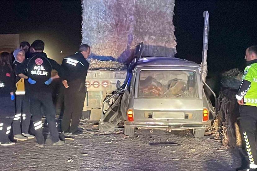 Karaman’da otomobil tıra ok gibi saplandı: Karı-koca hayatını kaybetti
