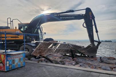 Karşıyaka’daki kaçak iskeleler yıkılıyor