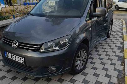 Kazada savrulan araç kaldırımdaki yayaya çarptı: 1 ağır yaralı