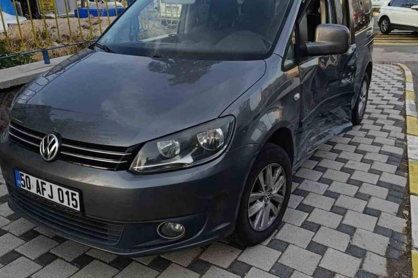 Kazada savrulan araç kaldırımdaki yayaya çarptı: 1 ağır yaralı