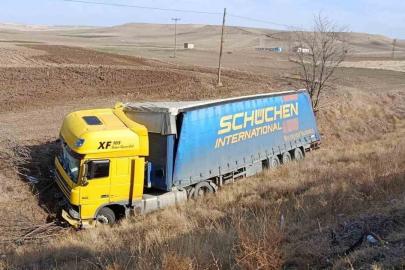 Kırıkkale’de tır devrildi: 1 yaralı