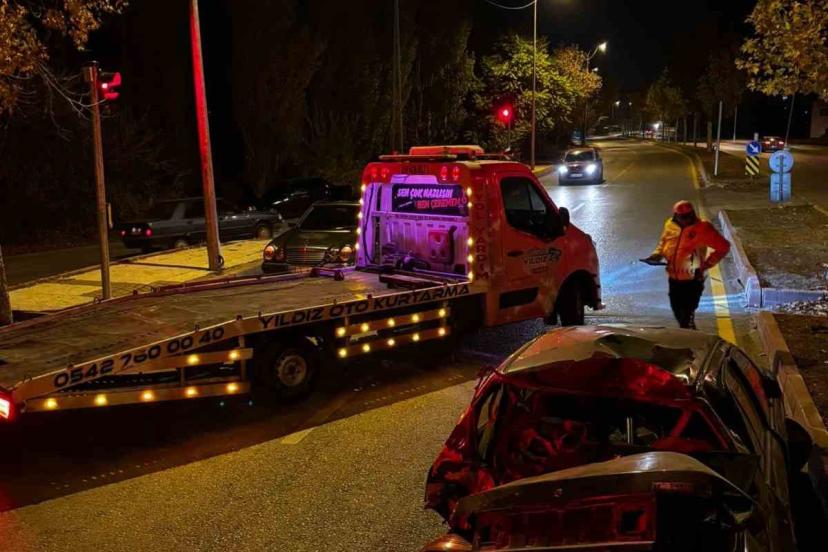 Kırşehir’de kaldırıma çarpan otomobil takla attı: 1 yaralı