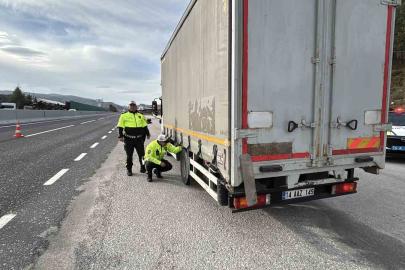 Kış lastiği olmayana Bolu Dağı’ndan geçit yok
