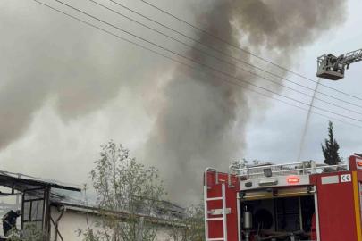 Kocaeli’de mutfak tezgahları üretim tesisinde korkutan yangın