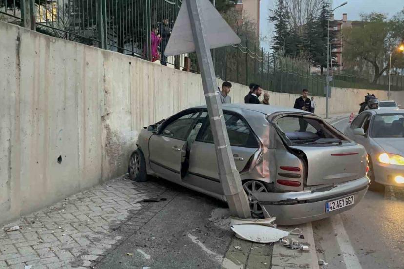 Kontrolden çıkan araç aydınlatma direğine çarpıp hurdaya döndü
