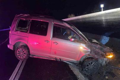 Kontrolden çıkan araç trafik levhalarına çarptı: 2 yaralı