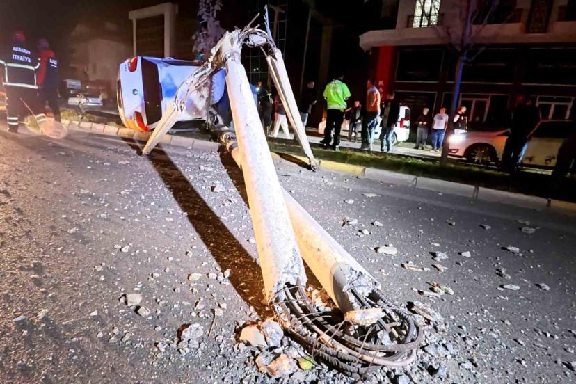 Kontrolden çıkan otomobil, direği ve ağacı devirdi: 2 kişi yaralandı, kurtarma anları kamerada