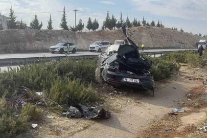 Kontrolden çıkan otomobil taklalar atarak refüje uçtu: 1 ölü, 4 yaralı