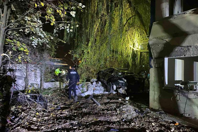 Köprü üstünde çarpışan otomobiller bahçeye uçtu: 1 ölü, 4 yaralı