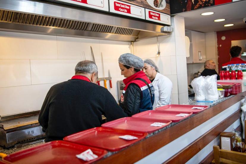 Kuşadası Belediyesi halk sağlığıyla oynayanları affetmiyor