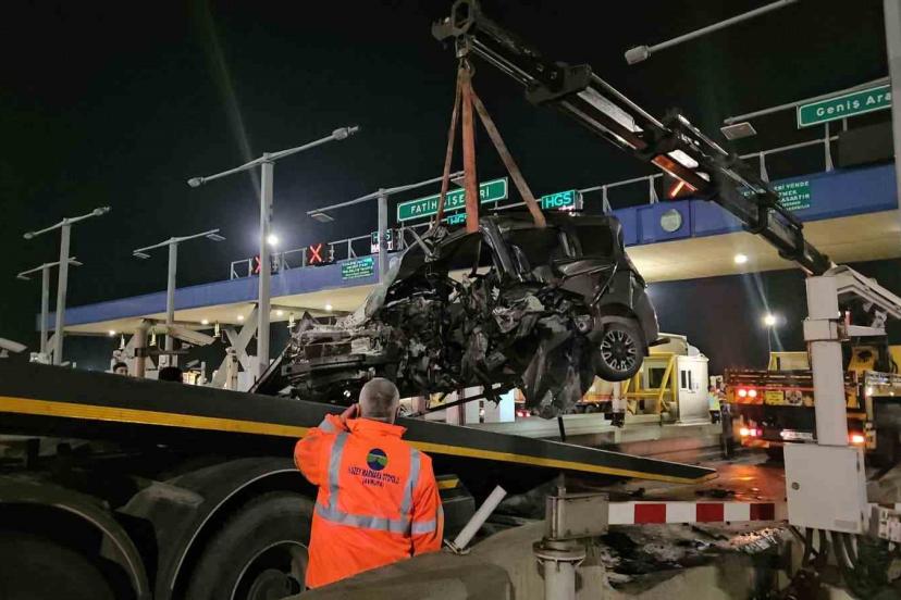 Kuzey Marmara Otoyolu’nda otomobil gişeye girdi: 1 ağır yaralı