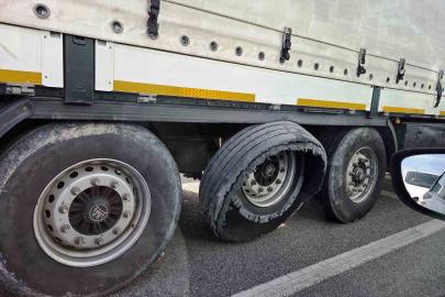 Lastiği parçalanan tırın tehlikeli yolculuğu