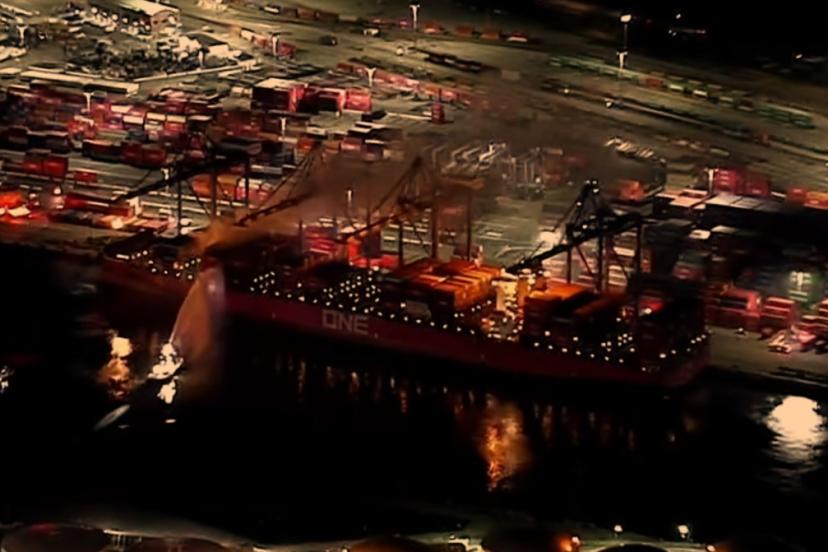 Los Angeles Limanı’nda tehlikeli madde yüklü gemide yangın