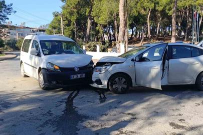 Manavgat’ta otomobiller kafa kafaya çarpıştı: 1 yaralı
