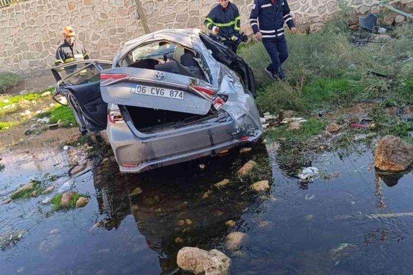 Mardin’de otomobil dere yatağına devrildi: 1 ölü, 2 yaralı