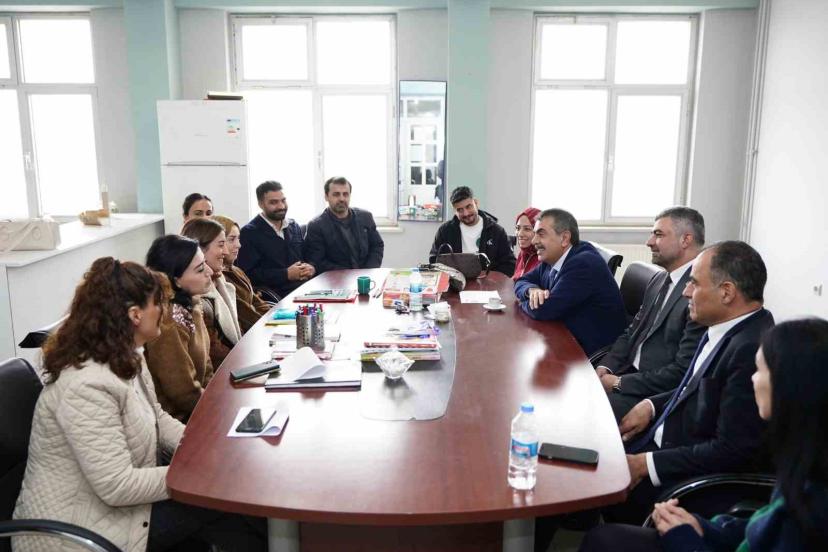 Mardin’e giden Bakan Tekin, Diyarbakır’da yol güzergahında bir okula uğradı
