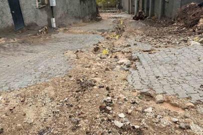 Mazıdağı’nda şiddetli yağışların neden olduğu çukurlarda ortaya çıkan doğal gaz boruları tehlike saçıyor