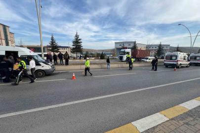 Minibüsün çarptığı yaşlı adam yaralandı