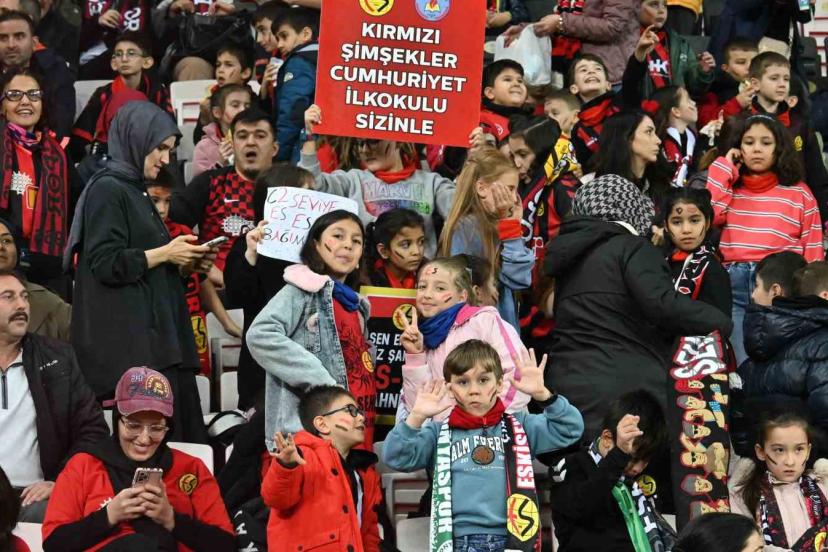 Minik taraftarlar "Kucak Dolusu Hayaller" ile tribünle buluştu