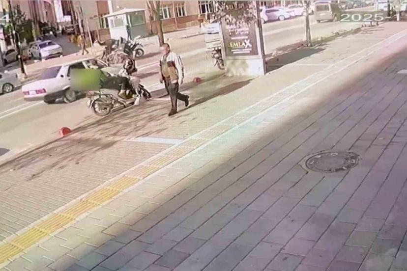 Motosiklet sürücüsünün dikkatsizliği kazaya neden oldu: 2 kişi yaralandı