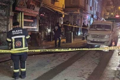 Motosikletin çarptığı pikabın yakıt deposu delindi: Yol trafiğe kapatıldı