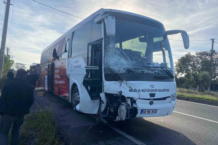 Muğla’da otobüs ile minibüs çarpıştı: 2 yaralı
