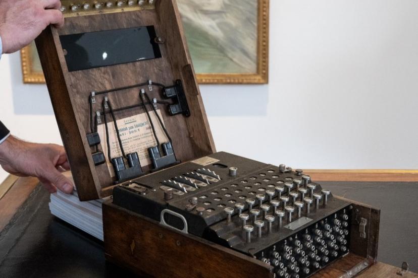 Nazilerin gizemli Enigma makinesi rekor fiyata satıldı