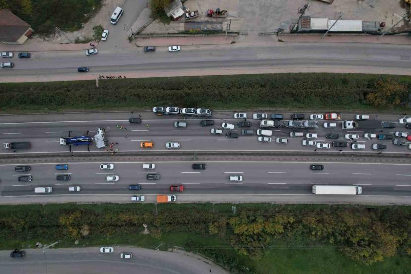 Otobanda tır ile çarpışan nakliyat kamyonu devrildi, kilometrelerce araç kuyruğu oluştu