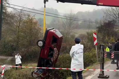 Otomobil dereye uçtu: 2 ölü, 1 yaralı