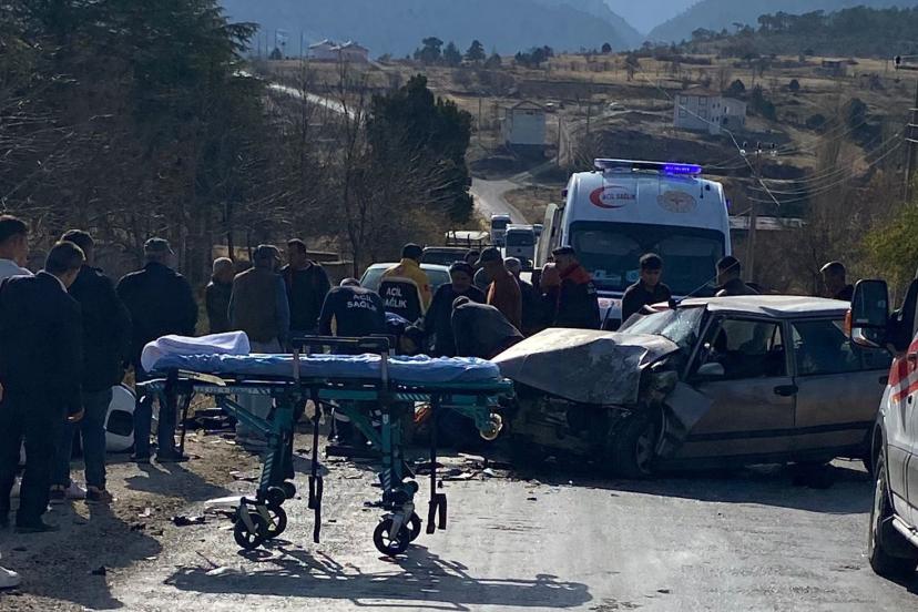 Otomobil hafif ticari araçla çarpıştı: 3 yaralı