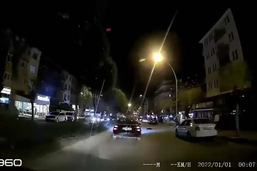 Otomobilin altında kalan kedi telef oldu