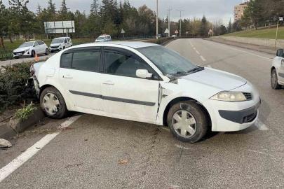 Otomobilin refüjde çarptığı kadınlara karşıdan gelen otomobil de çarptı: 1 ölü, 1 yaralı