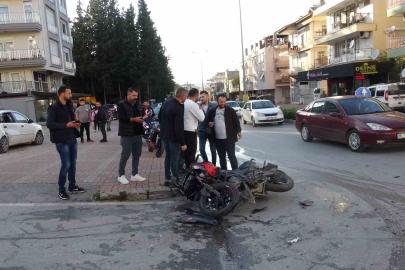 Otomobille çarpışan motosikletli, metrelerce havaya savruldu