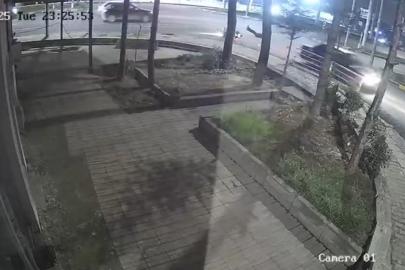 Otomobille motosikletin çarpıştığı kaza kamerada