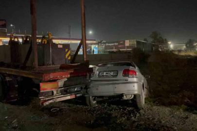 Park halindeki tıra çarpan otomobildeki 2 kişi yaralandı