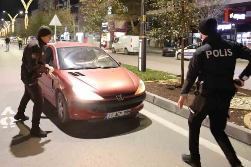 Polisten kaçmak isteyen 15 yaşındaki sürücü böyle yakalandı