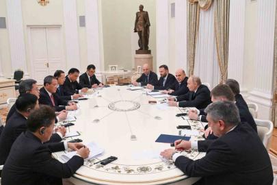 Putin, Çin Başbakanı Li ile bir araya geldi
