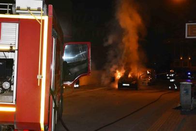 Samsun’da park halindeki otomobil yanarak kullanılamaz hale geldi