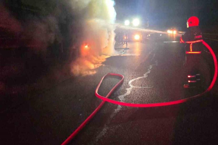 Şanlıurfa’da salça yüklü tır alev alev yandı