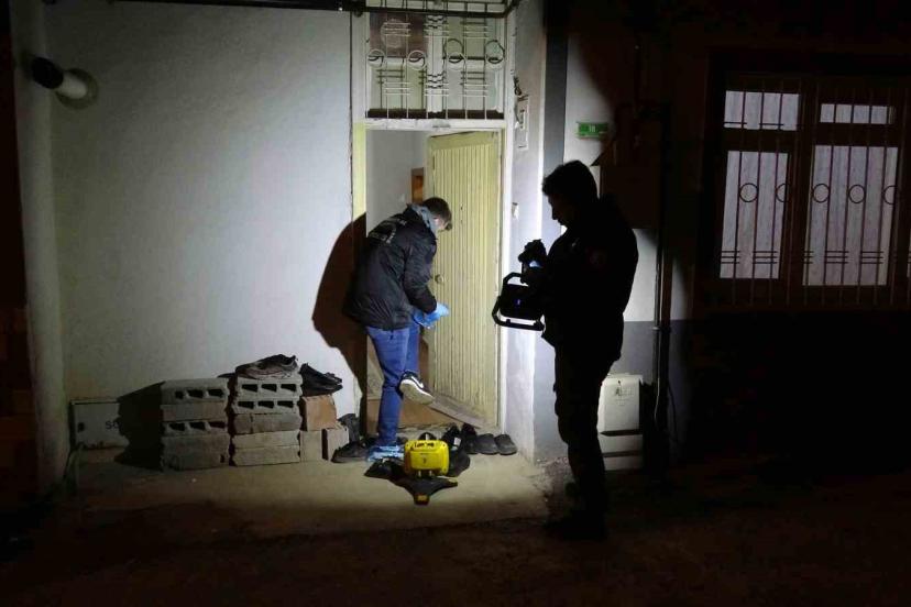 Sofra bezi silkelerken düşerek yaralanan ve kalbi duran kadın hayata döndürüldü