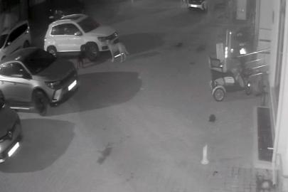 Sokak köpekleri park halindeki aracı parçaladı: O anlar kamerada