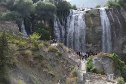 Sonbaharda Tortum Şelalesi’nde ziyaretçi yoğunluğu