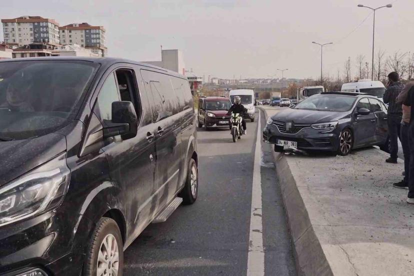 Sultangazi’de kamyonun sıkıştırdığı otomobil refüje çıktı: 1 Yaralı