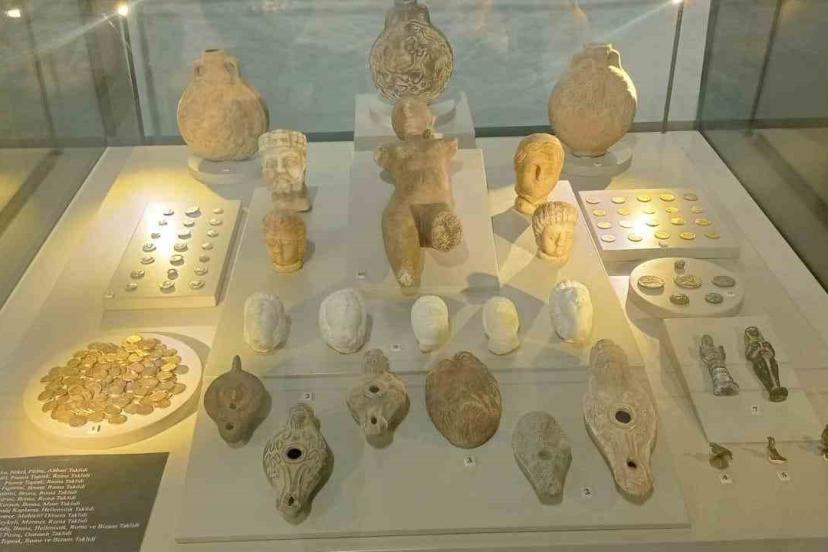 Tarihi eser kaçakçılığına dikkat çeken sergi ziyaretçilerini ağırlıyor