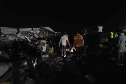 Tekstil malzemesi yüklü tır devrildi: Yol trafiğe kapandı