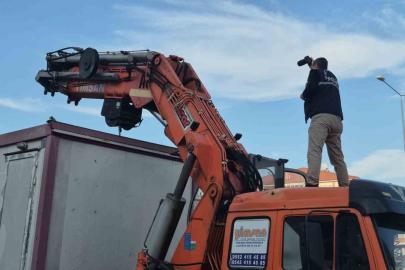 Tırın dorsesindeki konteynerden düşen işçi ağır yaralandı