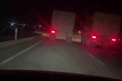 Trafikte 100’ü bulan hızla yarışan kamyonların o anları kamerada