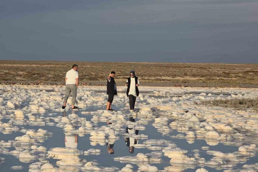 Tuz Gölü’nde sular çekildi, Pamukkale travertenlerini andırdı
